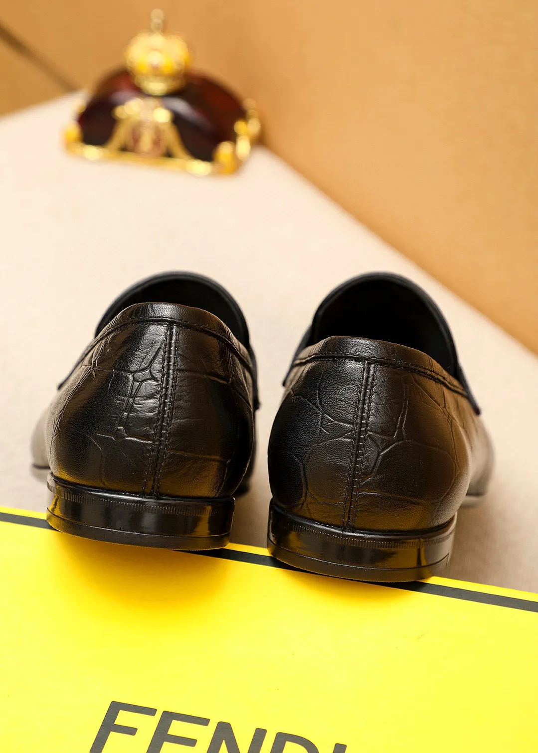 Men's shoes 💰442 💐 Product trademark: FENDI [Fendi] casual leather shoes Regular size: 38-44 (45🉑️customized) Product materials: Selected imported first-layer calfskin embossed upper + luxury hardware buckle, imported cowhide leather lining. Strong three-dimensional visual effect, rubber outsole Color: 1⃣️color optional